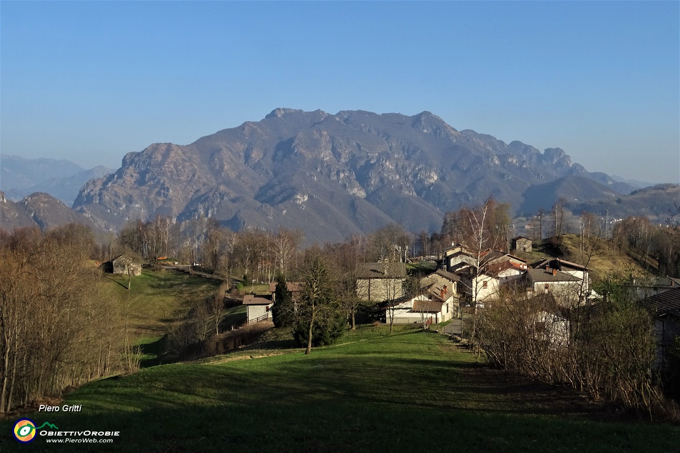 76 Reggetto (950 m) con Sornadello da sfondo.JPG